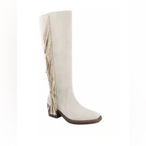 NIB Wonderly
Bethanie Fringe Boots (Ivory) 9.5